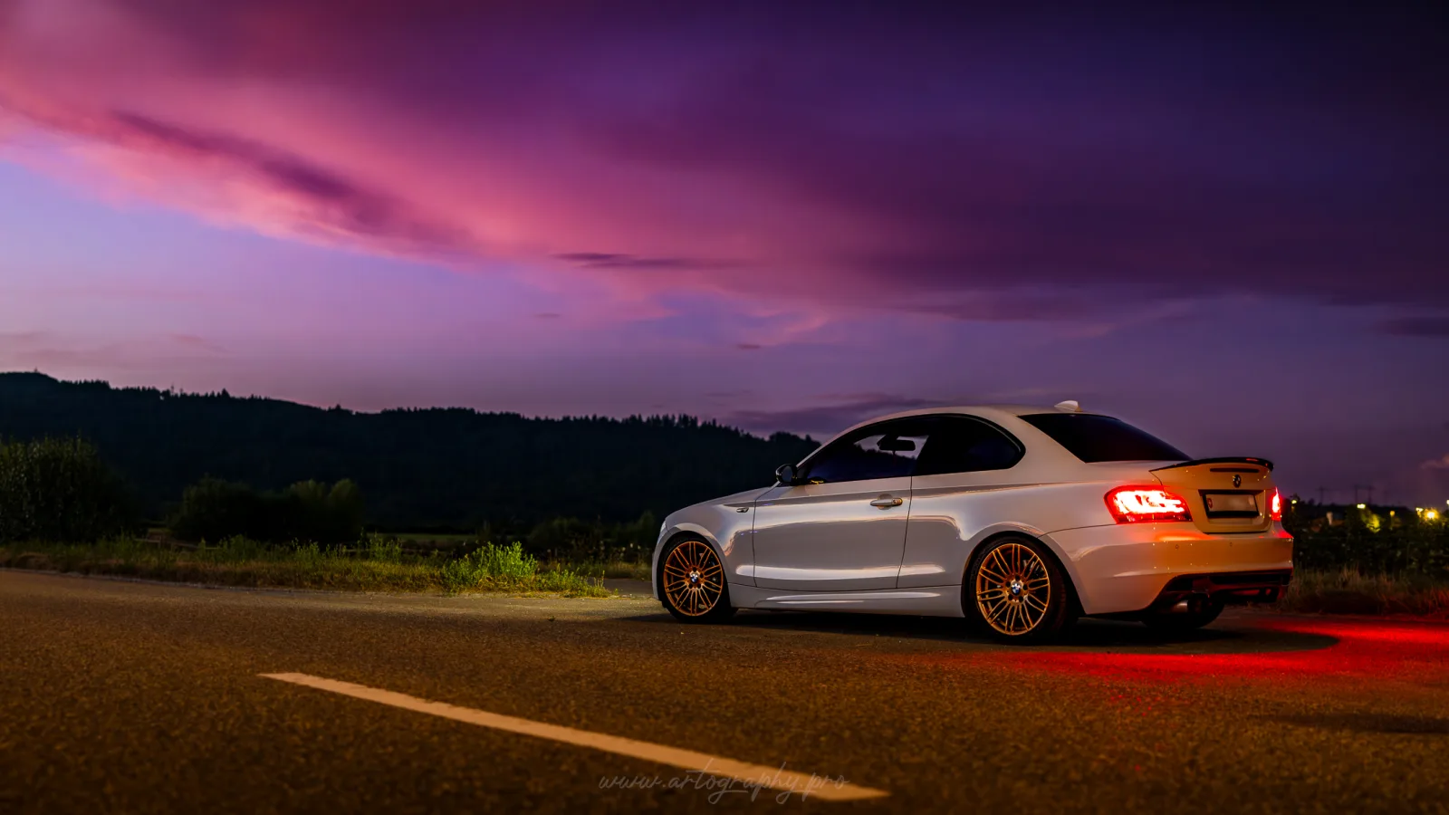 Weisses Fahrzeug in farbigem Abendlicht