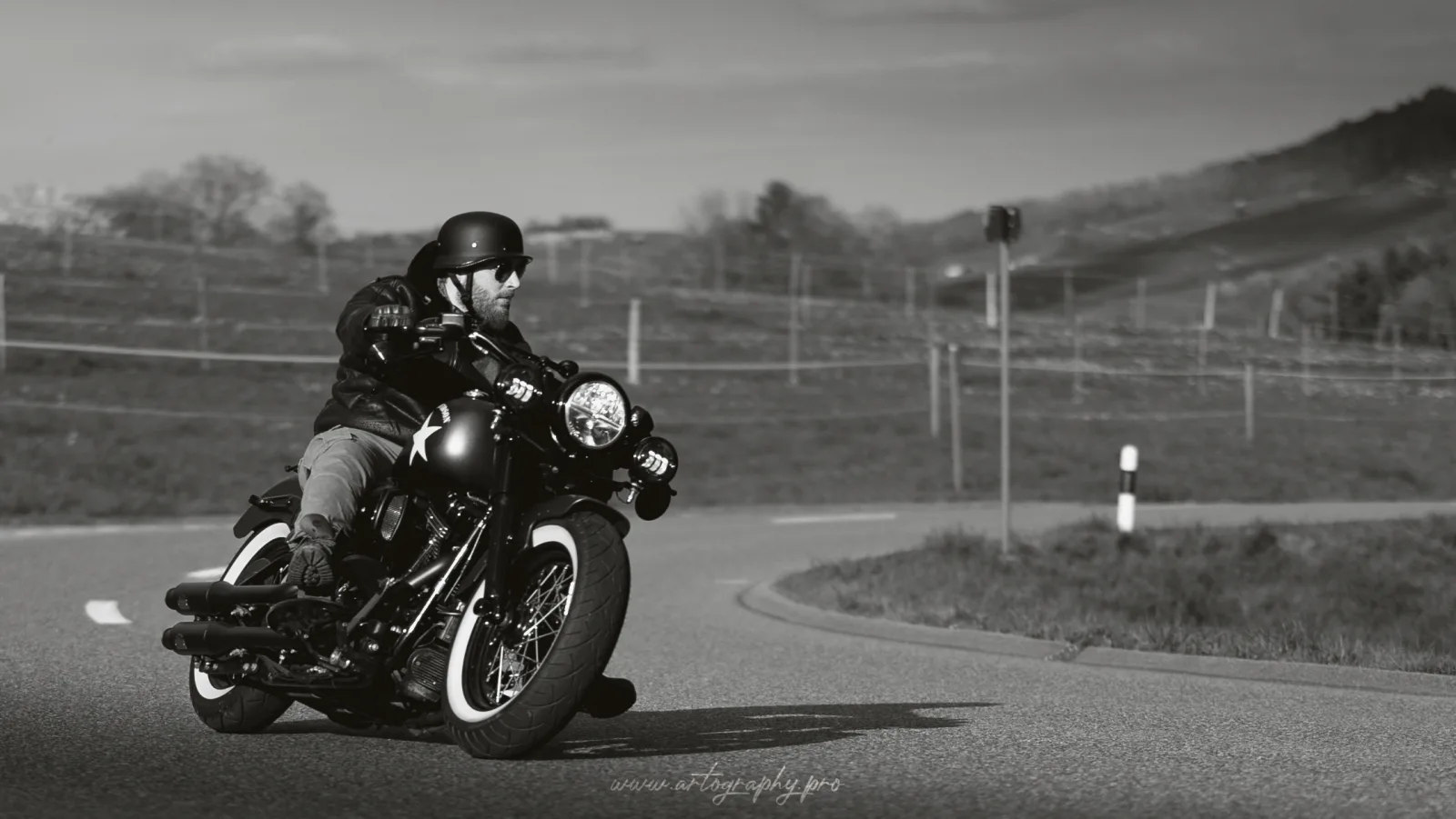 Motorradfahrer in einer Kurve in Schwarzweiss