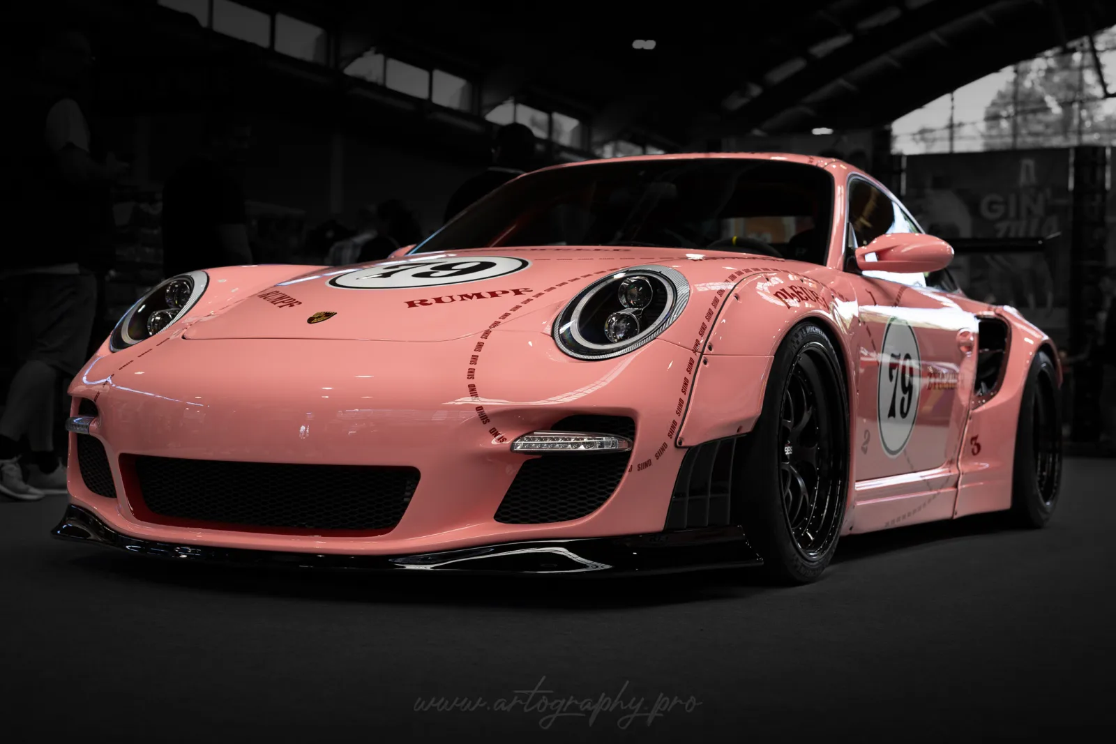 Rosa Sportwagen als Event Portrait