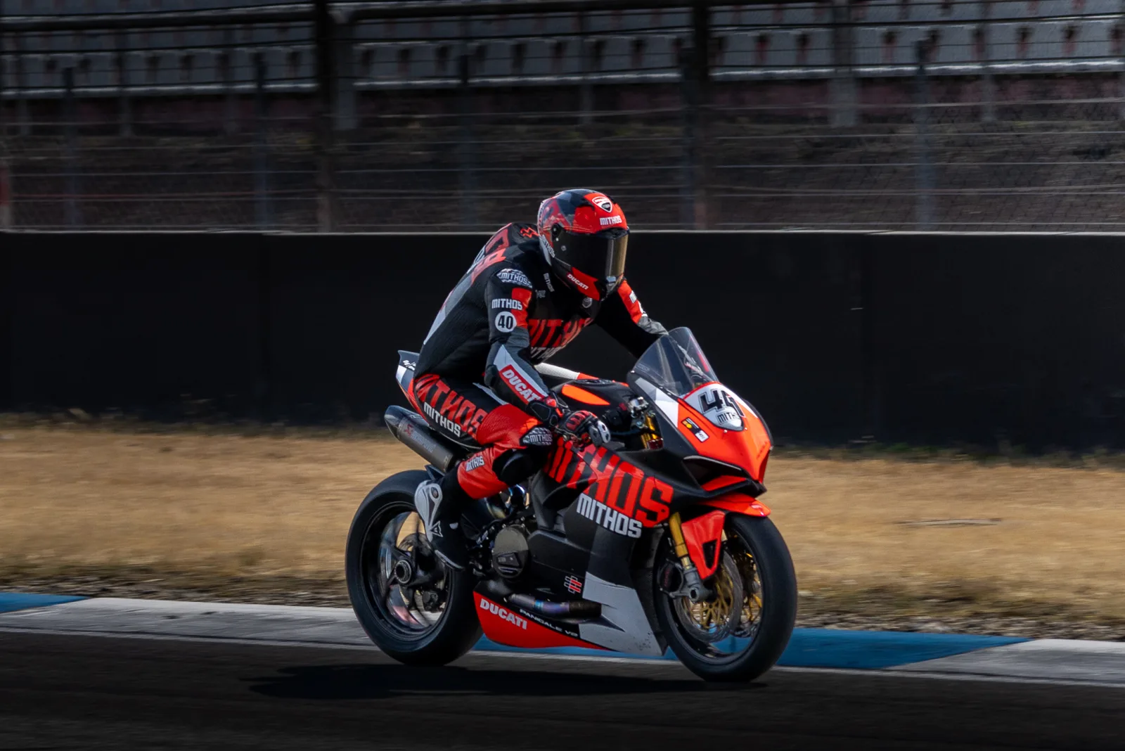 Rennmotorrad in schneller Fahrt