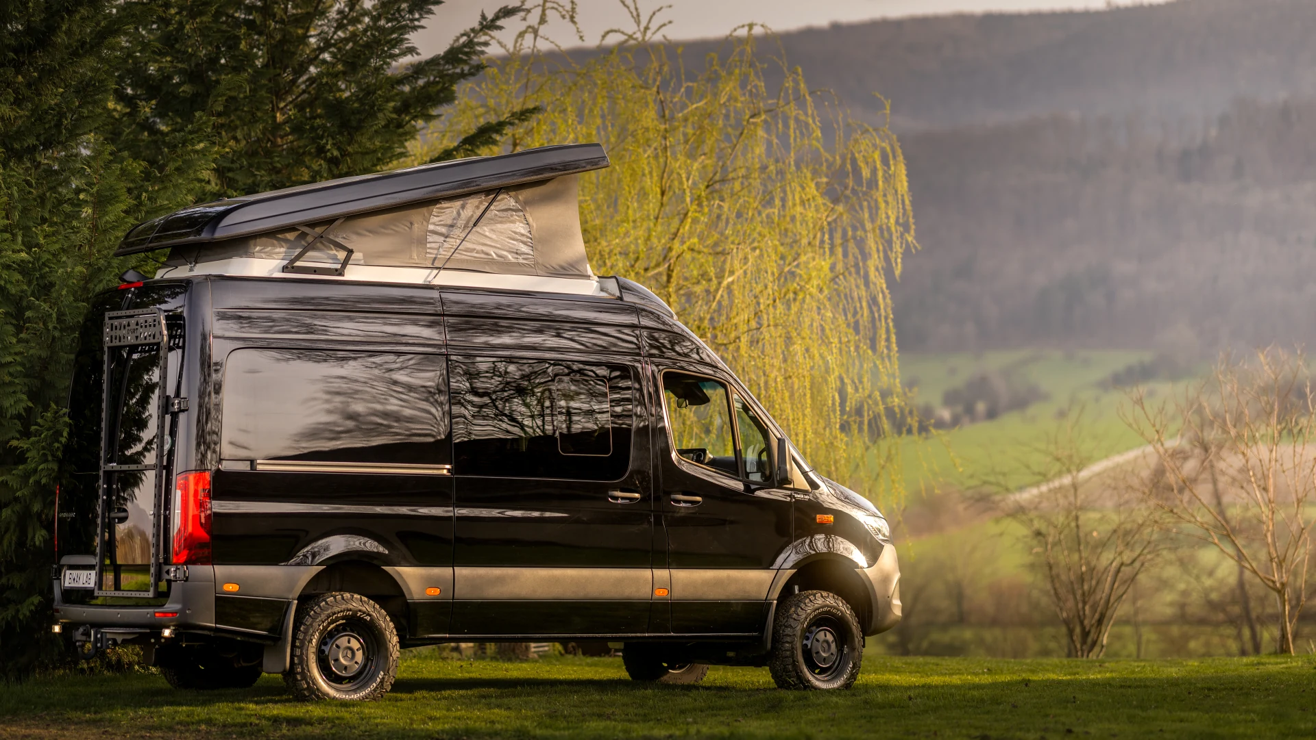 Mercedes-Benz Sprinter 907 4×4 der biwak lab GmbH im seitlichen Landschaftsportrait