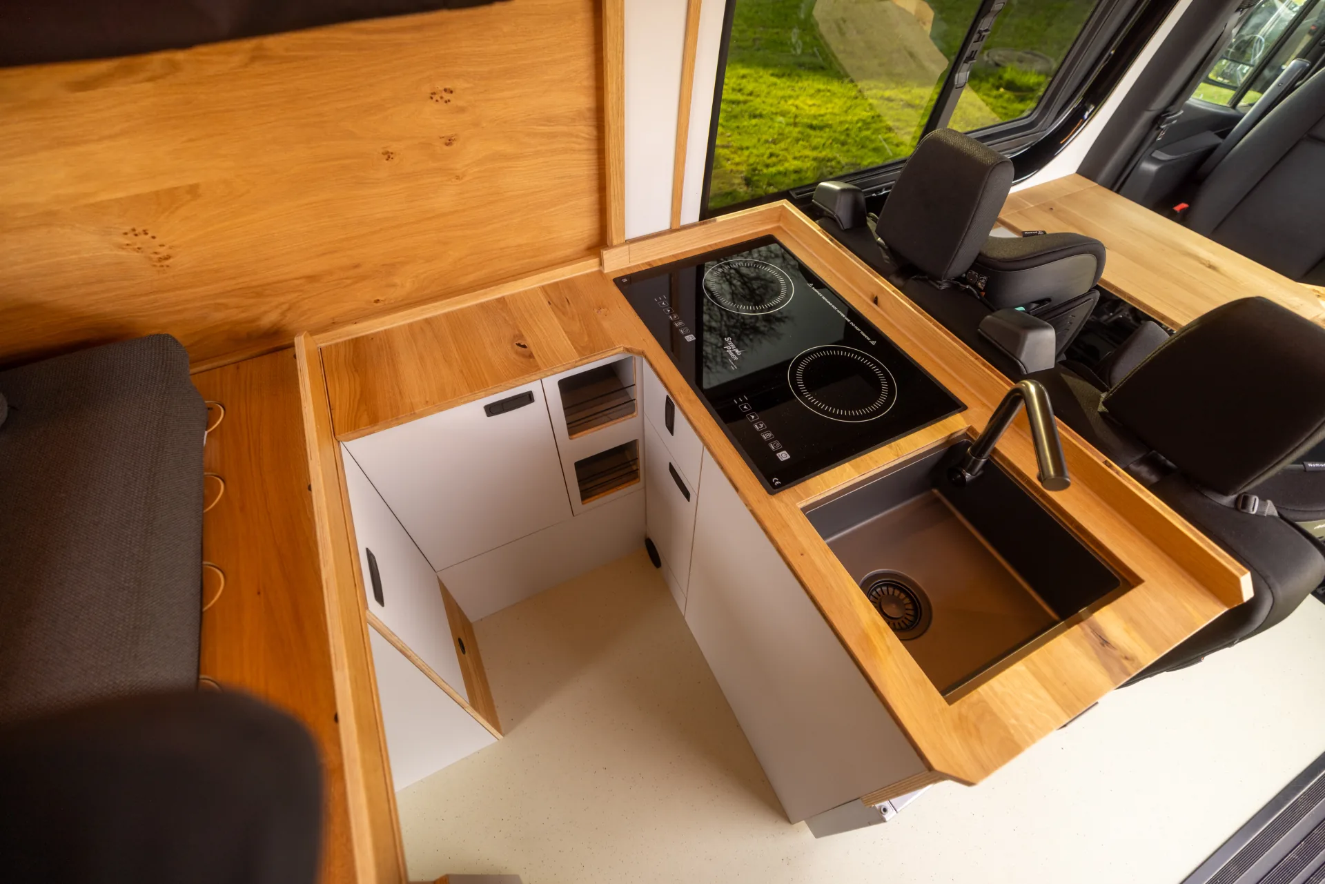 Hochwertiger Innenausbau des biwak lab Campers
