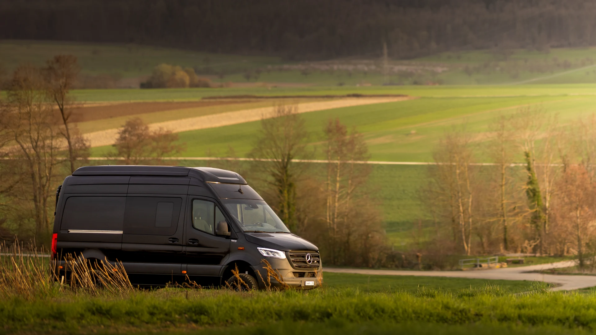 Mercedes-Benz Sprinter 907 4×4 der biwak lab GmbH in weiter Frühlingslandschaft