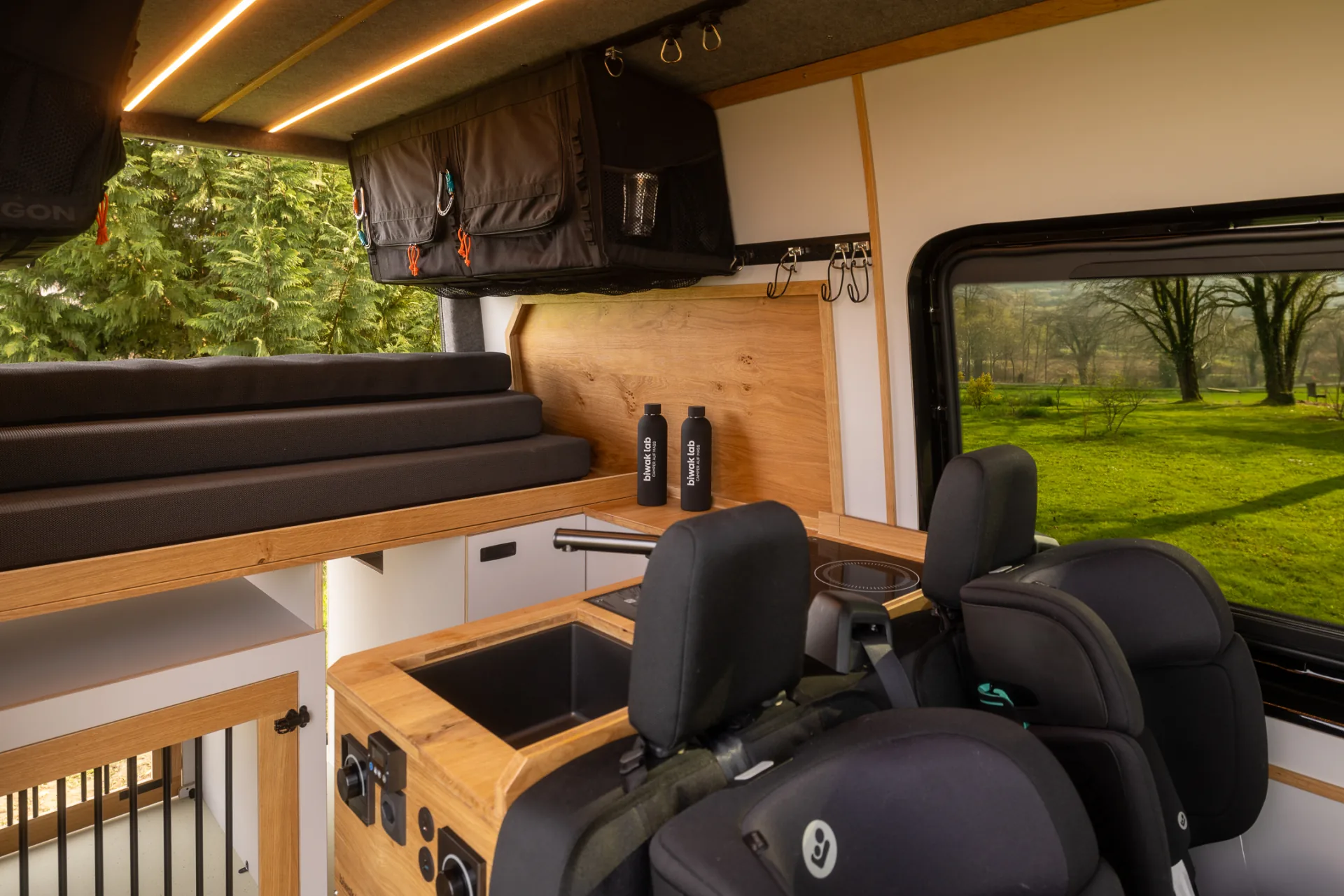 Sitzgruppe und Küche im biwak lab Camper