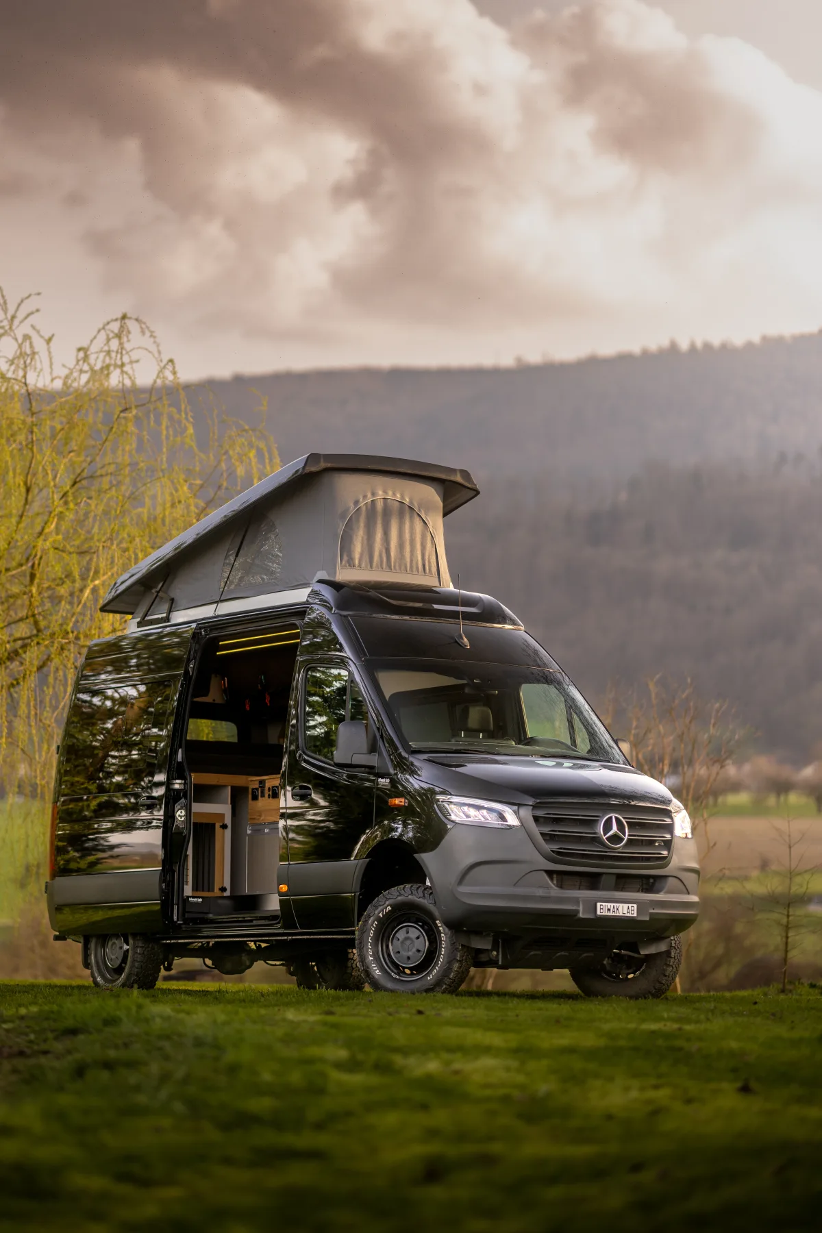 Mercedes-Benz Sprinter 907 4×4 von biwak lab mit geöffnetem Aufstelldach