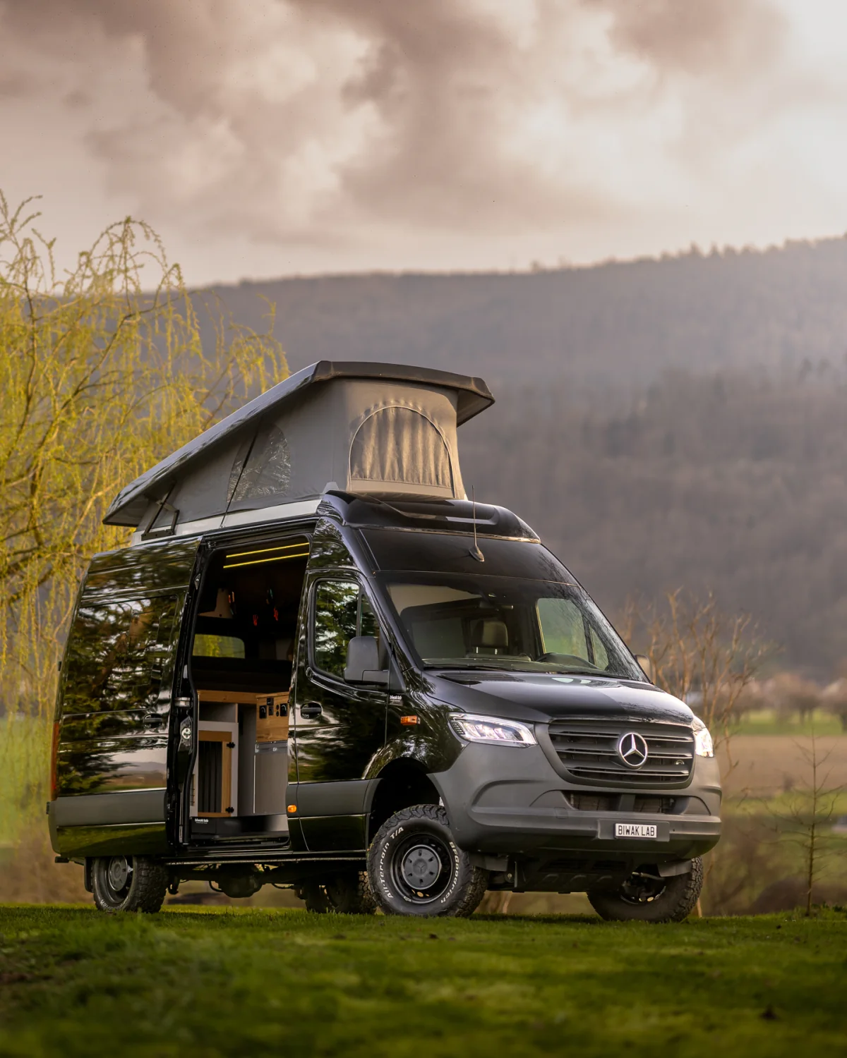 Mercedes-Benz Sprinter 907 4×4 der biwak lab GmbH mit geöffnetem Aufstelldach