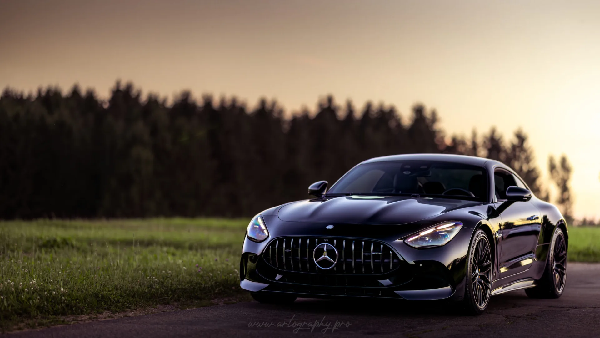 Schwarzer Mercedes-AMG GT frontal im Abendlicht