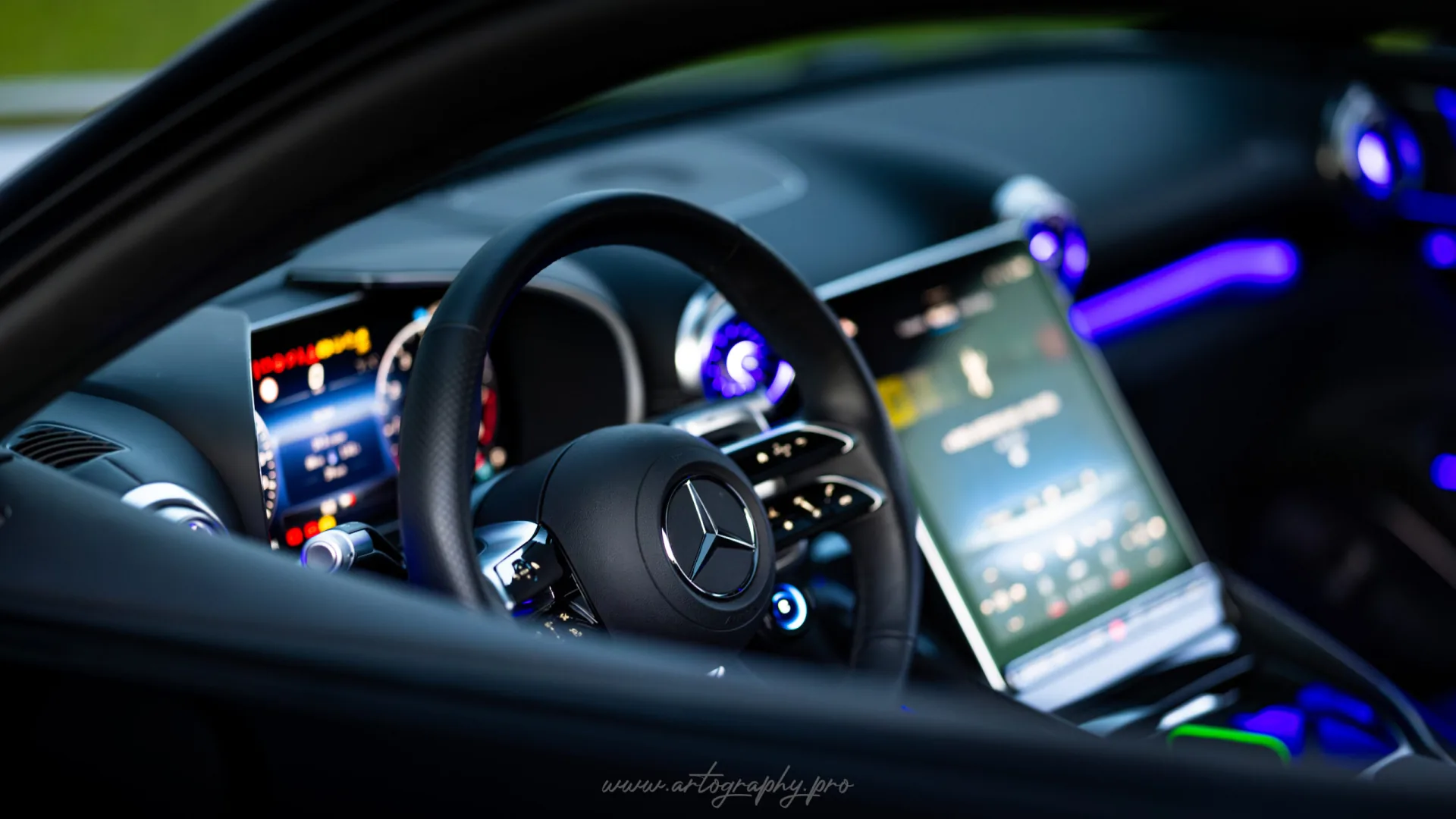 Cockpit und Lenkrad des Mercedes-AMG GT