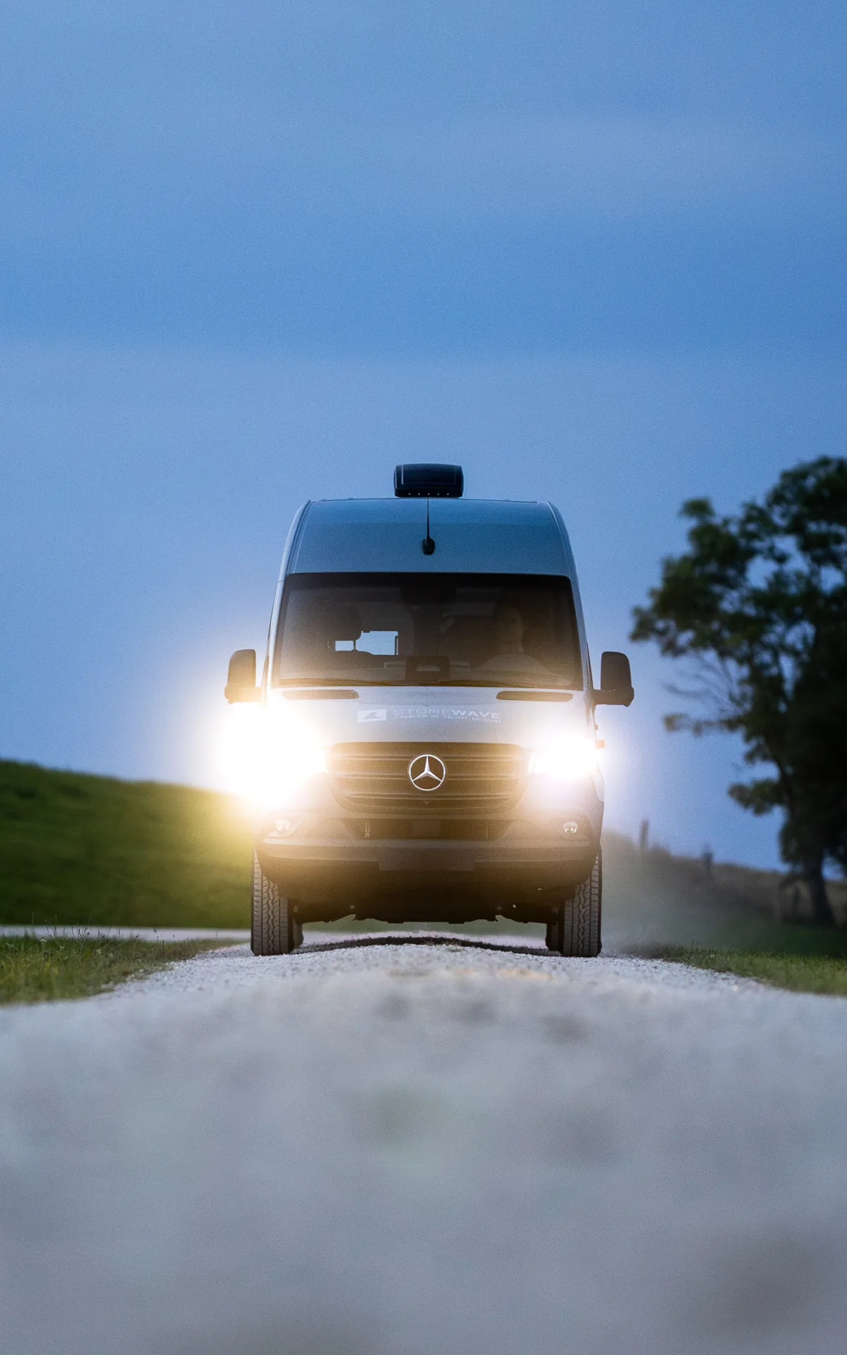 Stonewave Mercedes Sprinter frontal in der Dämmerung