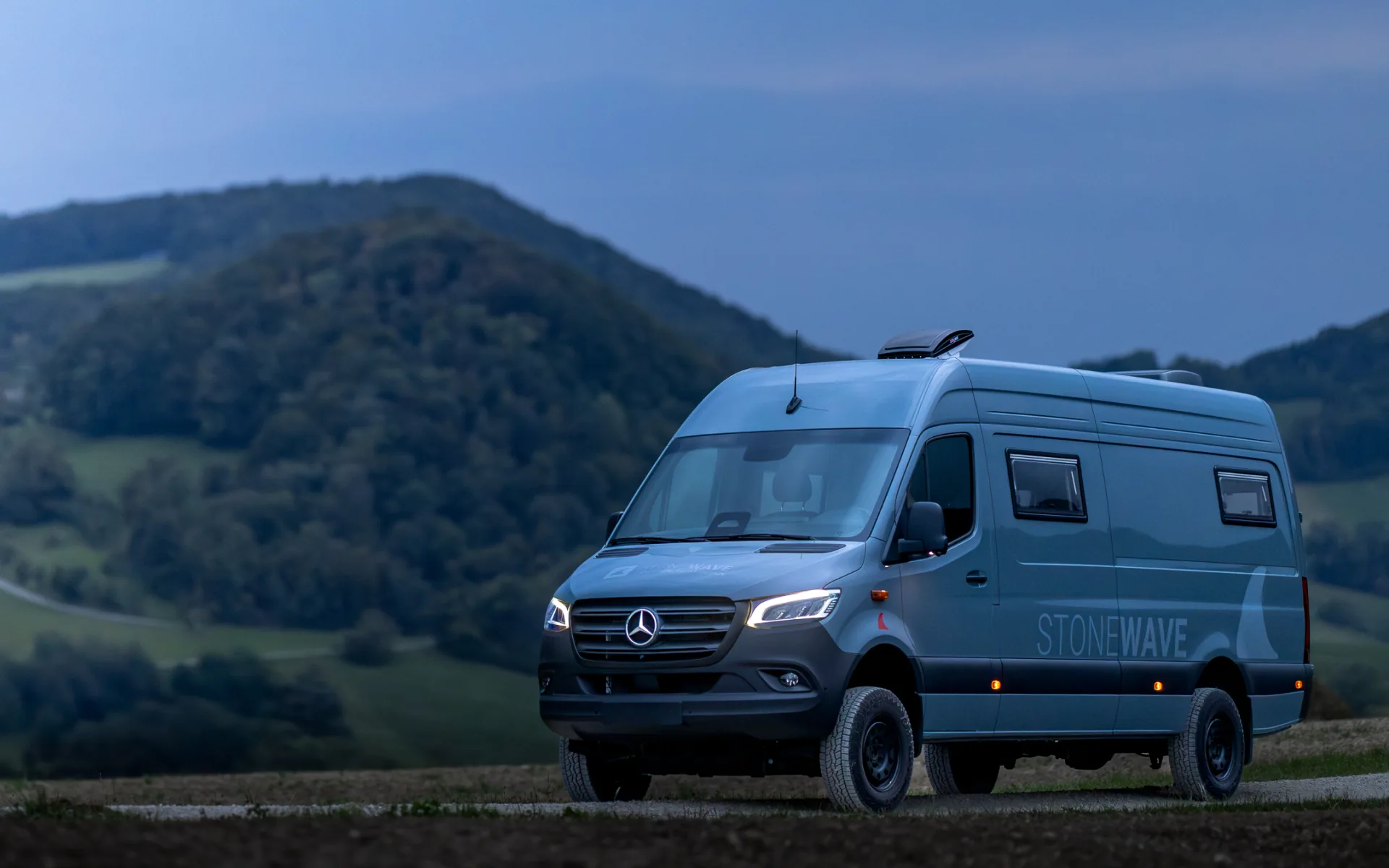 Stonewave Mercedes Sprinter in der Landschaft zur blauen Stunde