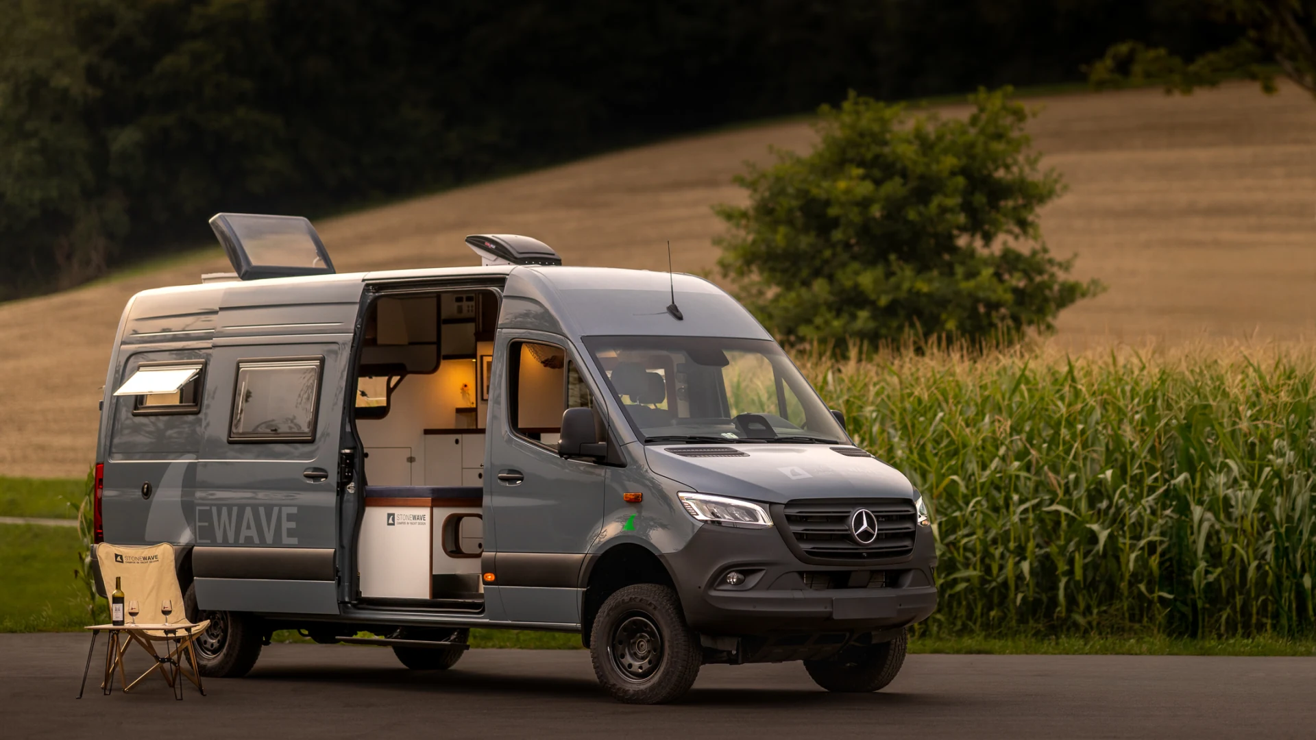 Stonewave Mercedes Sprinter mit geöffnetem Innenraum in der Landschaft