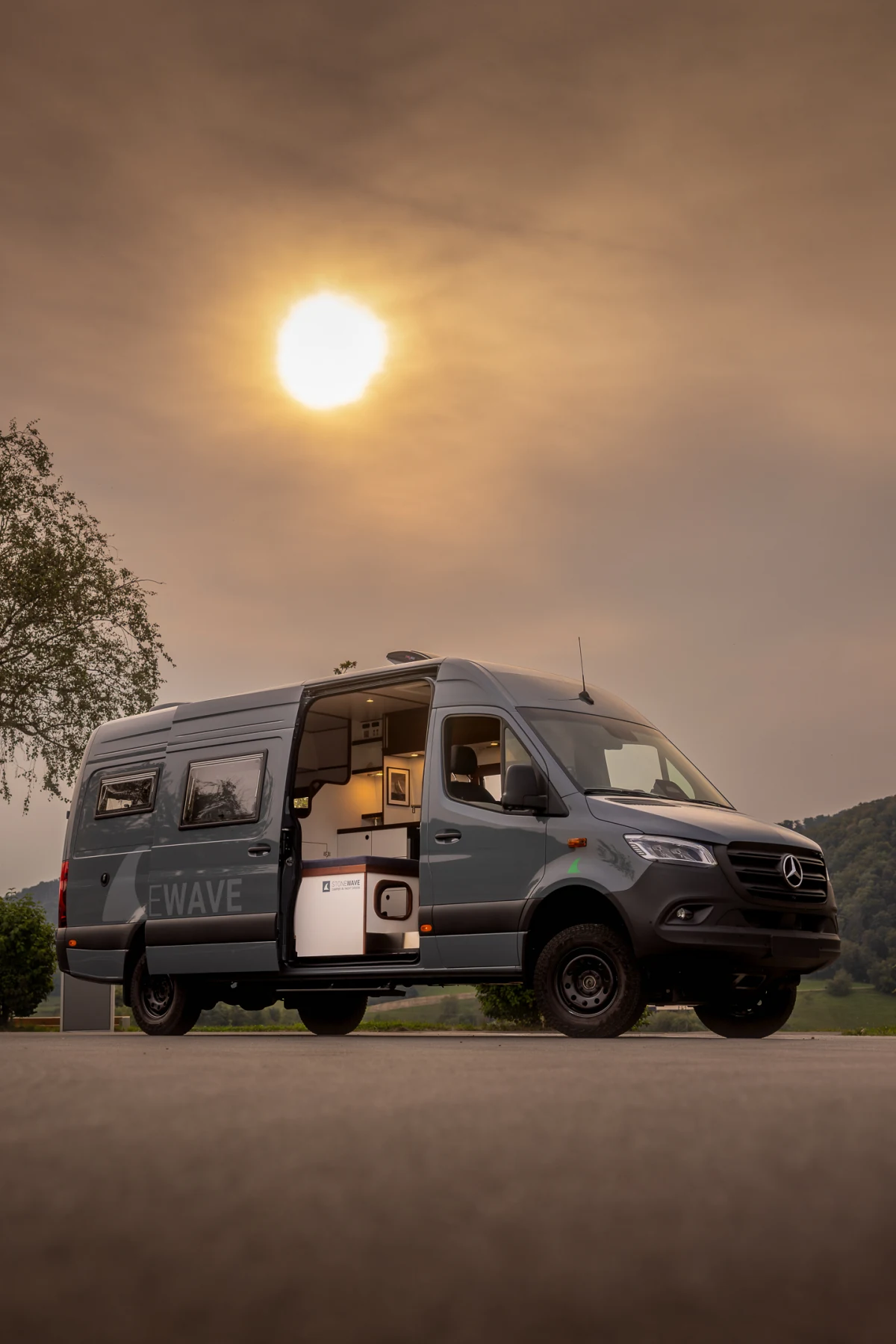Stonewave Mercedes Sprinter mit geöffnetem Innenraum im warmen Abendlicht